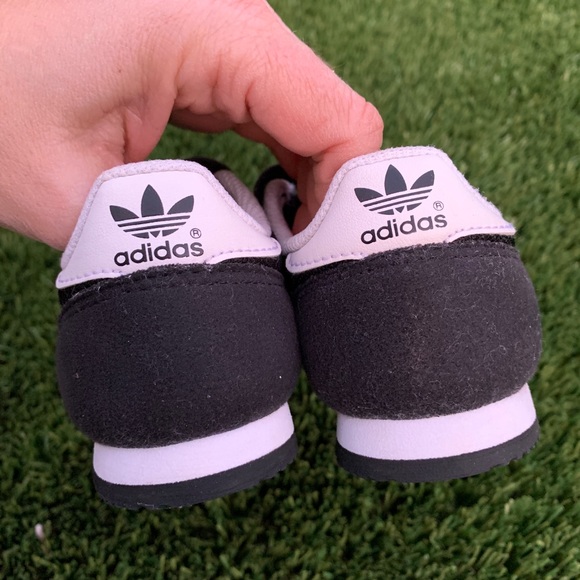 Unisex black adidas toddler Velcro shoes size 10.5 - Picture 3 of 9